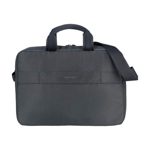 Moderne Designer-Dokumenten-/Laptoptasche der italienischen Marke Tucano. Hergestellt aus recycelten Kunststoffen, darunter 7 recycelte PET-Flaschen. Die Tasche verfügt über zwei geräumige, gepolsterte Fächer, von denen eines mit einem stoßfesten Laptopfach für einen Laptop bis zu 15,6„ oder MacBook Pro 16“ ausgestattet ist. Außerdem gibt es ein Netzfach auf der Innenseite. Das Reißverschlussfach auf der Vorderseite hat zwei Einsteckfächer zur Aufbewahrung verschiedener Accessoires. Die Tasche hat einen Trolley-Gurt, einen verstellbaren und abnehmbaren Schultergurt und einen doppelten Komfortgriff. Komplett gefüttert. Fassungsvermögen ca. 10 Liter.
