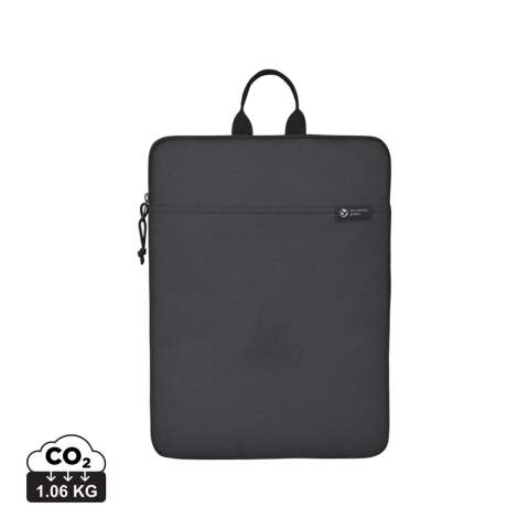 Housse ordinateur portable rembourrée, simple mais fonctionnelle, fabriquée à partir de tissu recyclé, doublure, rembourrage, sangles et finitions. Convient à la plupart des ordinateurs portables jusqu'à 16 pouces. Le compartiment principal rembourré est doté d'une fermeture à zip latérale. Poche extérieure en biais, idéale pour ranger un carnet de notes. Disponible des deux côtés de l'Atlantique. Cet article est également proposé par Gemline pour les clients des États-Unis et du Canada<br /><br />FitsLaptopTabletSizeInches: 16.0<br />PVC free: true