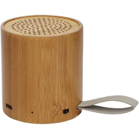 Bluetooth®-Lautsprecher aus Bambus mit 3 W-Ausgangsleistung und hervorragender Klangqualität. Die eingebaute 500 mAh Batterie ermöglicht eine Wiedergabedauer von bis zu 3 Stunden bei maximaler Lautstärke mit einer einzigen Ladung. Bluetooth® 5.0 mit einer Reichweite von bis zu 10 m. Mit einem Micro-USB-Ladekabel. Verpackt in einer Geschenkschachtel und wird mit einer Anleitung geliefert (beides aus nachhaltigem Material). Zumal Bambus ein Naturprodukt ist, kann es zu geringfügigen Abweichungen in Farbe und Größe pro Artikel kommen, die sich auf das endgültige Dekorationsergebnis auswirken können. 