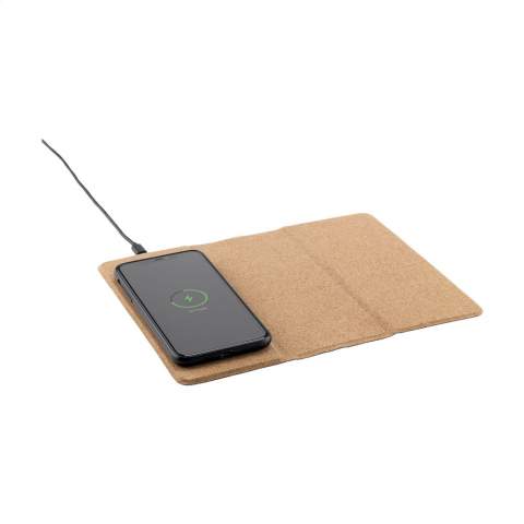 Tapis de souris multifonctions de chargement sans fil de 10 W. L’extérieur de ce tapis de souris moderne est fabriqué en liège écologique et durable. Sur ce tapis de souris en liège, vous pouvez naviguer sans effort avec votre souris et vous pouvez également charger votre smartphone. Il peut également être utilisé comme support pour téléphone. Compatible avec les appareils prenant en charge la charge sans fil Qi (dernière génération d'Android et d'iPhone).  Entrée : 9V/2A. Sortie sans fil : 5V/10W. Câble sans PVC (TPE) avec connexion micro-USB et mode d'emploi inclus. Chaque article est fourni dans une boite individuelle en papier kraft marron.