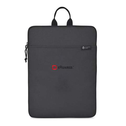 Housse ordinateur portable rembourrée, simple mais fonctionnelle, fabriquée à partir de tissu recyclé, doublure, rembourrage, sangles et finitions. Convient à la plupart des ordinateurs portables jusqu'à 16 pouces. Le compartiment principal rembourré est doté d'une fermeture à zip latérale. Poche extérieure en biais, idéale pour ranger un carnet de notes. Disponible des deux côtés de l'Atlantique. Cet article est également proposé par Gemline pour les clients des États-Unis et du Canada<br /><br />FitsLaptopTabletSizeInches: 16.0<br />PVC free: true