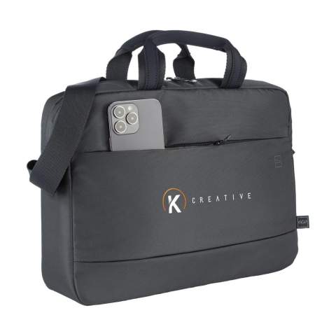 Moderne Designer-Dokumenten-/Laptoptasche der italienischen Marke Tucano. Hergestellt aus recycelten Kunststoffen, darunter 7 recycelte PET-Flaschen. Die Tasche verfügt über zwei geräumige, gepolsterte Fächer, von denen eines mit einem stoßfesten Laptopfach für einen Laptop bis zu 15,6„ oder MacBook Pro 16“ ausgestattet ist. Außerdem gibt es ein Netzfach auf der Innenseite. Das Reißverschlussfach auf der Vorderseite hat zwei Einsteckfächer zur Aufbewahrung verschiedener Accessoires. Die Tasche hat einen Trolley-Gurt, einen verstellbaren und abnehmbaren Schultergurt und einen doppelten Komfortgriff. Komplett gefüttert. Fassungsvermögen ca. 10 Liter.