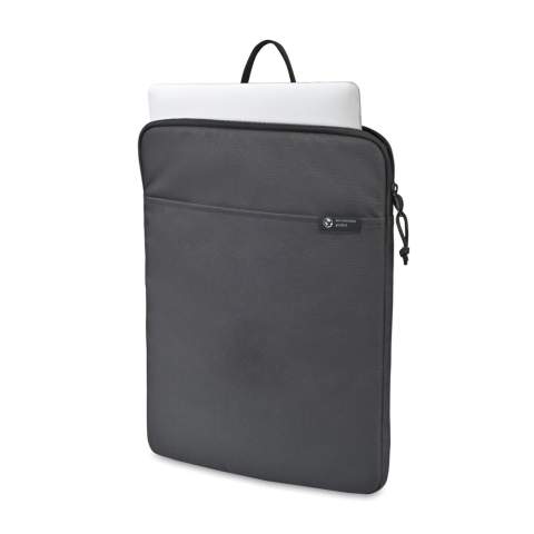 Housse ordinateur portable rembourrée, simple mais fonctionnelle, fabriquée à partir de tissu recyclé, doublure, rembourrage, sangles et finitions. Convient à la plupart des ordinateurs portables jusqu'à 16 pouces. Le compartiment principal rembourré est doté d'une fermeture à zip latérale. Poche extérieure en biais, idéale pour ranger un carnet de notes. Disponible des deux côtés de l'Atlantique. Cet article est également proposé par Gemline pour les clients des États-Unis et du Canada<br /><br />FitsLaptopTabletSizeInches: 16.0<br />PVC free: true