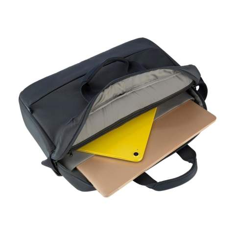 Moderne Designer-Dokumenten-/Laptoptasche der italienischen Marke Tucano. Hergestellt aus recycelten Kunststoffen, darunter 7 recycelte PET-Flaschen. Die Tasche verfügt über zwei geräumige, gepolsterte Fächer, von denen eines mit einem stoßfesten Laptopfach für einen Laptop bis zu 15,6„ oder MacBook Pro 16“ ausgestattet ist. Außerdem gibt es ein Netzfach auf der Innenseite. Das Reißverschlussfach auf der Vorderseite hat zwei Einsteckfächer zur Aufbewahrung verschiedener Accessoires. Die Tasche hat einen Trolley-Gurt, einen verstellbaren und abnehmbaren Schultergurt und einen doppelten Komfortgriff. Komplett gefüttert. Fassungsvermögen ca. 10 Liter.