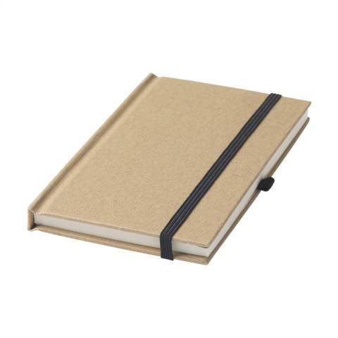 A6-formaat notitieboekje van gerecycled materiaal. Met ca. 80 vel/160 pagina's crèmekleurig, gelinieerd FSC Mix gecertificeerd papier (70 g/m²), handige penlus en elastische sluiting.