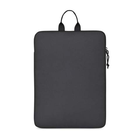 Housse ordinateur portable rembourrée, simple mais fonctionnelle, fabriquée à partir de tissu recyclé, doublure, rembourrage, sangles et finitions. Convient à la plupart des ordinateurs portables jusqu'à 16 pouces. Le compartiment principal rembourré est doté d'une fermeture à zip latérale. Poche extérieure en biais, idéale pour ranger un carnet de notes. Disponible des deux côtés de l'Atlantique. Cet article est également proposé par Gemline pour les clients des États-Unis et du Canada<br /><br />FitsLaptopTabletSizeInches: 16.0<br />PVC free: true