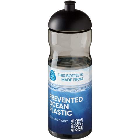 Einwandige Sportflasche mit ergonomischem Design. Die Flasche ist aus Prevented Ocean Plastic hergestellt. Der Kunststoff wird in einem Umkreis von 50 km um eine Meeresküste oder eine größere Wasserstraße, die in den Ozean mündet, gesammelt. Dieses wird dann sortiert und in hochwertiges, lebensmittelechtes, recyceltes Plastik umgewandelt. Verfügt über einen auslaufsicheren Deckel mit Push-Pull-Tülle. Das Fassungsvermögen beträgt 650 ml. Mischen und kombinieren Sie Farben, um Ihre perfekte Flasche zu kreieren. Kontaktieren Sie uns bezüglich weiterer Farboptionen. Hergestellt in Großbritannien. Verpackt in einem recycelten PE-Kunststoffbeutel. Aufgrund der Beschaffenheit des recycelten Materials können kleinere Verfärbungen auf dem Körper der Flasche vorhanden sein.