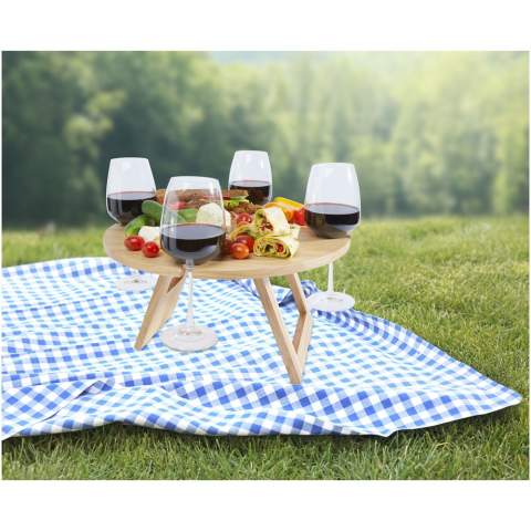 With this foldable picnic table with 4 fixed wine glass holes, a picnic on the balcony, garden, or beach will always be very comfortable. It only takes a second to fold out and is easy to carry along.