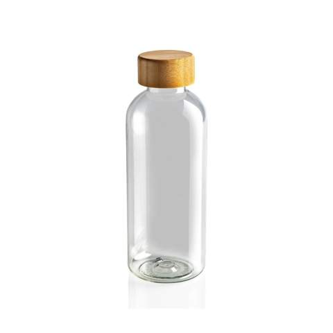 Bouteille d'eau 660ml à paroi simple en rPET certifié RCS et couvercle en bambou certifié FSC®. La certification RCS garantit une chaîne d'approvisionnement entièrement certifiée pour les matériaux recyclés. Lavage à la main uniquement. Ce produit est destiné aux boissons froides uniquement. Contenu recyclé total : 75 % sur la base du poids total de l'article. Sans BPA. Emballage kraft certifié FSC® inclus.