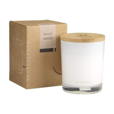 Bougie parfumée exclusive Wooosh Sweet Vanilla versée dans un bocal en verre magnifiquement poli avec un couvercle en bambou. Cette bougie crée une atmosphère apaisante dans votre maison. La bougie parfumée est fabriquée à partir de cire de soja écologique avec 5% d'huile de parfum aromatique. Dès que la mèche est allumée, la cire fond et un délicieux et doux parfum de vanille se répand dans la pièce. Ce parfum chaleureux et invitant sera apprécié de tous et convient à toutes les saisons. Avec 14 heures de combustion, cette luxueuse bougie parfumée s'intègre dans n'importe quel intérieur.  Lorsque vous allumez la bougie pour la première fois, laissez la couche supérieure de cire fondre complètement. Cela garantit une combustion uniforme et la meilleure expérience possible en matière de parfum. Le cadeau parfait pour toute occasion. Par pièce dans une Wooosh boîte cadeau luxueuse.