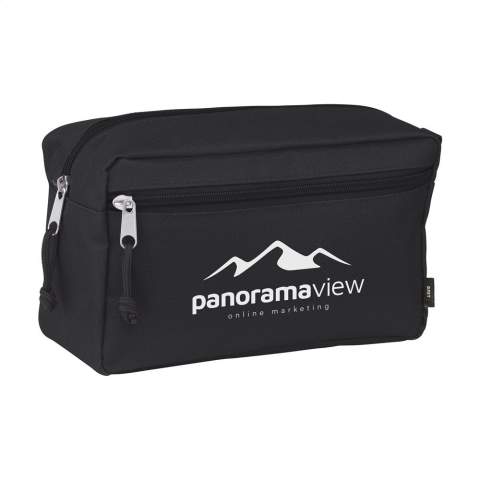 WoW! Eine geräumige Tasche zum Aufbewahren von Make-up oder Toilettenartikeln. Dieses Produkt wird aus 600D-RPET-Polyester hergestellt, einem Material aus recycelten PET-Flaschen und Textilfasern. Ausgestattet mit einer Schlaufe und extra Reißverschlussfach.  GRS-zertifiziert. Recyceltes Material insgesamt: 90%.