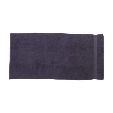 Cette serviette de bain durable de la marque Wooosh est composée à 50% de coton recyclé et à 50% de coton. La serviette a une boucle pratique et une bande tissée et elle est magnifiquement finie avec une bordure en coton. La douceur de l'éponge au tissage serré donne une sensation de luxe et de confort après une douche revigorante ou un bain chaud. Les fibres des 400 grammes de coton éponge absorbent très bien l'humidité et sont agréables sur la peau pendant le séchage. Ce textile de salle de bain a un look intemporel et s'intègre dans tous les intérieurs. Ce produit est certifié GRS et fabriqué avec une attention particulière portée aux personnes et à l'environnement.