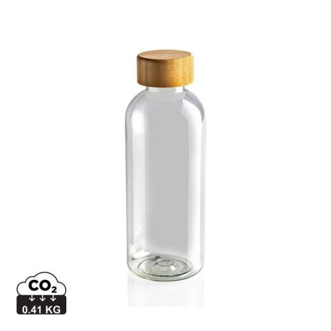 Bouteille d'eau 660ml à paroi simple en rPET certifié RCS et couvercle en bambou certifié FSC®. La certification RCS garantit une chaîne d'approvisionnement entièrement certifiée pour les matériaux recyclés. Lavage à la main uniquement. Ce produit est destiné aux boissons froides uniquement. Contenu recyclé total : 75 % sur la base du poids total de l'article. Sans BPA. Emballage kraft certifié FSC® inclus.
