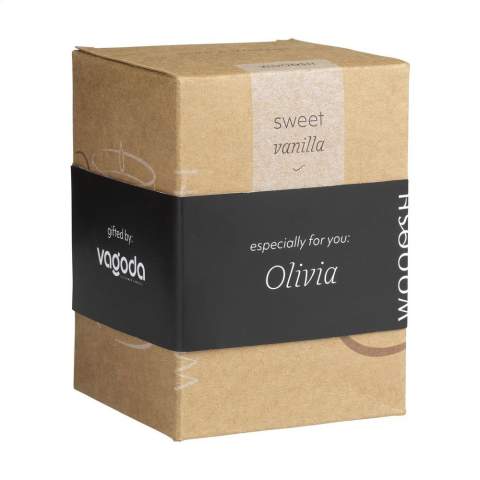 Bougie parfumée exclusive Wooosh Sweet Vanilla versée dans un bocal en verre magnifiquement poli avec un couvercle en bambou. Cette bougie crée une atmosphère apaisante dans votre maison. La bougie parfumée est fabriquée à partir de cire de soja écologique avec 5% d'huile de parfum aromatique. Dès que la mèche est allumée, la cire fond et un délicieux et doux parfum de vanille se répand dans la pièce. Ce parfum chaleureux et invitant sera apprécié de tous et convient à toutes les saisons. Avec 14 heures de combustion, cette luxueuse bougie parfumée s'intègre dans n'importe quel intérieur.  Lorsque vous allumez la bougie pour la première fois, laissez la couche supérieure de cire fondre complètement. Cela garantit une combustion uniforme et la meilleure expérience possible en matière de parfum. Le cadeau parfait pour toute occasion. Par pièce dans une Wooosh boîte cadeau luxueuse.