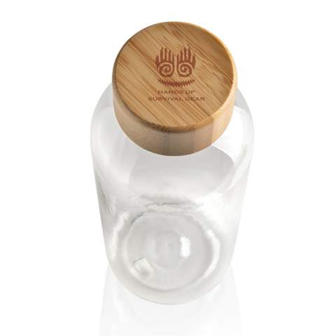 Bouteille d'eau 660ml à paroi simple en rPET certifié RCS et couvercle en bambou certifié FSC®. La certification RCS garantit une chaîne d'approvisionnement entièrement certifiée pour les matériaux recyclés. Lavage à la main uniquement. Ce produit est destiné aux boissons froides uniquement. Contenu recyclé total : 75 % sur la base du poids total de l'article. Sans BPA. Emballage kraft certifié FSC® inclus.