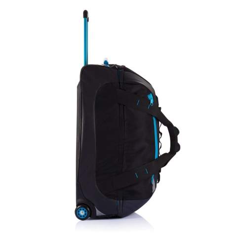 Ce sac en 600D est le sac outdoor par excellence. Grand compartiment principal zippé. Une multitude de pochettes internes zippées, avec une poche détachable en maille. Poignée du système de trolley en aluminium de couleur assortie.