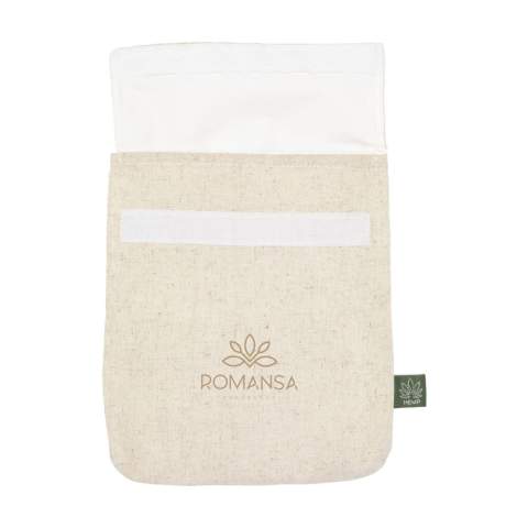 WoW! Pochette à sandwich réutilisable avec fermeture Velcro. Cette pochette sandwich est fabriquée à partir de fibres de chanvre issu de l'agriculture biologique (140 g/m²) et possède une doublure PEVA résistante à l'eau. C'est une excellente alternative aux sacs à sandwich en plastique. Cette pochette originale attire l'attention. En plus d'emporter votre déjeuner avec vous, elle peut également être utilisée pour conserver des légumes frais au réfrigérateur ou pour conserver des herbes, par exemple. Facile à laver et à utiliser encore et encore.       La plante de chanvre possède les fibres naturelles les plus solides qui soient disponibles et presque toutes ses parties peuvent être utilisées. La plante de chanvre a, par exemple, été cultivée sciemment depuis des siècles pour la fabrication de textiles. Le chanvre est une plante à croissance très rapide et facile, tout en étant naturellement résistante aux insectes. Il peut donc être cultivé de manière entièrement biologique. Le chanvre utilise de 25 à 35% d'eau en moins que le cotonnier et possède également un système racinaire intelligent. Les racines profondes et fines de la plante de chanvre maintiennent le sol en bonne santé et purifient les substances toxiques du sol.