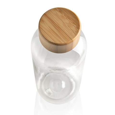 Bouteille d'eau 660ml à paroi simple en rPET certifié RCS et couvercle en bambou certifié FSC®. La certification RCS garantit une chaîne d'approvisionnement entièrement certifiée pour les matériaux recyclés. Lavage à la main uniquement. Ce produit est destiné aux boissons froides uniquement. Contenu recyclé total : 75 % sur la base du poids total de l'article. Sans BPA. Emballage kraft certifié FSC® inclus.
