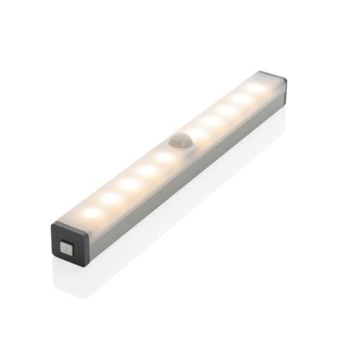 Diese per USB wiederaufladbare Aluminium LED-Leiste mit Bewegungssensor mit 10 LEDs hat eine magnetische Rückseite zur Befestigung an Metalloberflächen. Inklusive 2 Magneten mit Aufkleber zur Befestigung an nicht magnetischen Oberflächen. Perfekt für die Verwendung in der Garage, über Ihrem Schreibtisch, im Flur oder in Ihrem Schrank. Zwei Licht-Modi: Dauerhaft an oder automatische Erkennung per Seonsor, über den die LED leuchtet auf, wenn eine Bewegung erkannt wird. Sie erlischt dann wieder nach 35 Sekunden, wenn keine Bewegung mehr erkannt wird. Mit 500mAh-Lithiumbatterie für einen Dauerbetrieb von bis zu 4,5 Stunden und einer Sensorentfernung von bis zu 3 Metern. Per USB wiederaufladbar mit dem mitgelieferten PVC-freien Micro-USB-Kabel.<br /><br />Lightsource: LED<br />LightsourceQty: 5