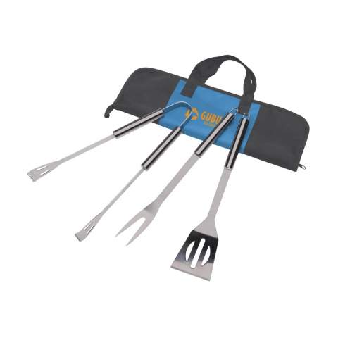 Ensemble de barbecue 3 pièces en acier inoxydable : spatule, fourchette, pince à viande. Dans un sachet en nylon non tissé avec poche supplémentaire à l'avant. Conforme aux normes européennes (2004/1935/CE).