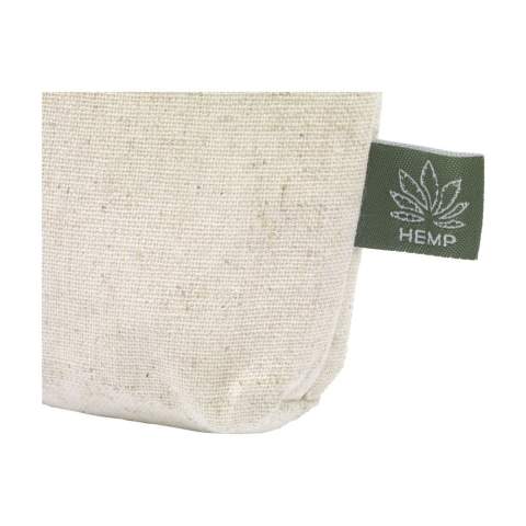 WoW! Pochette à sandwich réutilisable avec fermeture Velcro. Cette pochette sandwich est fabriquée à partir de fibres de chanvre issu de l'agriculture biologique (140 g/m²) et possède une doublure PEVA résistante à l'eau. C'est une excellente alternative aux sacs à sandwich en plastique. Cette pochette originale attire l'attention. En plus d'emporter votre déjeuner avec vous, elle peut également être utilisée pour conserver des légumes frais au réfrigérateur ou pour conserver des herbes, par exemple. Facile à laver et à utiliser encore et encore.       La plante de chanvre possède les fibres naturelles les plus solides qui soient disponibles et presque toutes ses parties peuvent être utilisées. La plante de chanvre a, par exemple, été cultivée sciemment depuis des siècles pour la fabrication de textiles. Le chanvre est une plante à croissance très rapide et facile, tout en étant naturellement résistante aux insectes. Il peut donc être cultivé de manière entièrement biologique. Le chanvre utilise de 25 à 35% d'eau en moins que le cotonnier et possède également un système racinaire intelligent. Les racines profondes et fines de la plante de chanvre maintiennent le sol en bonne santé et purifient les substances toxiques du sol.