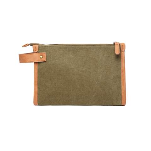 Trousse de toilette élégante et fonctionnelle fabriquée avec 54% de matériaux recyclés.  À l’intérieur, des compartiments de rangement pratiques et variés permettent d'organiser vos produits de manière ordonnée : un accessoire idéal pour voyager.  Ce modèle épuré et polyvalent peut facilement se glisser dans votre sac principal. Une solution simple et efficace pour emporter vos indispensables de voyage. Fabriqué avec des matériaux recyclés certifiés GRS. La certification GRS garantit une chaîne d'approvisionnement entièrement certifiée pour les matériaux recyclés. Contenu recyclé sur la base du poids total de l'article.
