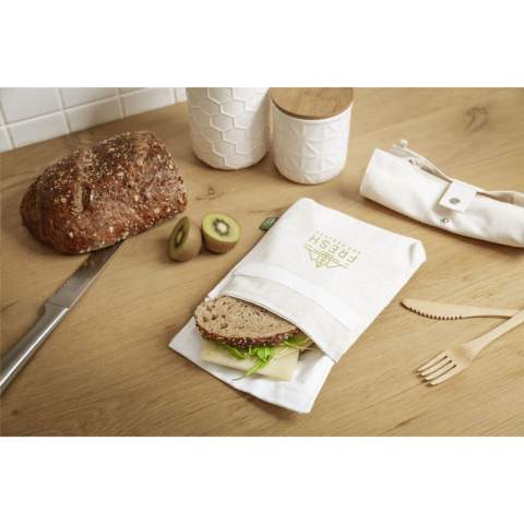 WoW! Pochette à sandwich réutilisable avec fermeture Velcro. Cette pochette sandwich est fabriquée à partir de fibres de chanvre issu de l'agriculture biologique (140 g/m²) et possède une doublure PEVA résistante à l'eau. C'est une excellente alternative aux sacs à sandwich en plastique. Cette pochette originale attire l'attention. En plus d'emporter votre déjeuner avec vous, elle peut également être utilisée pour conserver des légumes frais au réfrigérateur ou pour conserver des herbes, par exemple. Facile à laver et à utiliser encore et encore.       La plante de chanvre possède les fibres naturelles les plus solides qui soient disponibles et presque toutes ses parties peuvent être utilisées. La plante de chanvre a, par exemple, été cultivée sciemment depuis des siècles pour la fabrication de textiles. Le chanvre est une plante à croissance très rapide et facile, tout en étant naturellement résistante aux insectes. Il peut donc être cultivé de manière entièrement biologique. Le chanvre utilise de 25 à 35% d'eau en moins que le cotonnier et possède également un système racinaire intelligent. Les racines profondes et fines de la plante de chanvre maintiennent le sol en bonne santé et purifient les substances toxiques du sol.