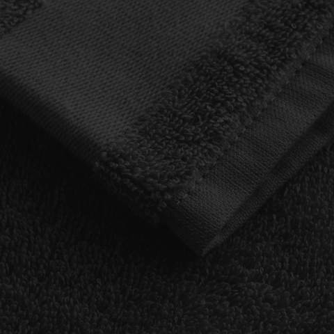 Complétez votre salle de bains avec ce gant de toilette fonctionnel aux couleurs vives. Pour tous les jours. En ring-spun et donc plus duveteux et résistant que d’autres gants de toilette. Comprend une bande de 4 cm. Broderies et impressions sur demande.