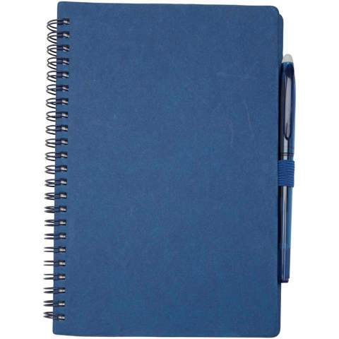 Carnet A5 à couverture souple en papier de pierre réutilisable avec set de stylos. Le carnet est pourvu d’une couverture en carton, des coins arrondis et de 32 feuilles de papier ligné de 120 g/m². Le papier de pierre n'utilise aucun arbre et le processus de production consomme moins d’énergie que celui du papier recyclé ou de nouvelle pâte à papier. Au dos, une pochette permet de ranger un chiffon d’essuyage noir (inclus). Stylo effaçable en plastique recyclé au corps transparent, une gomme blanche sur le dessus et un grip de couleur unie. Couleur de l'encre : Noire. Longueur d'écriture : 250 mètres. Taille de la plume : 0,7 mm.