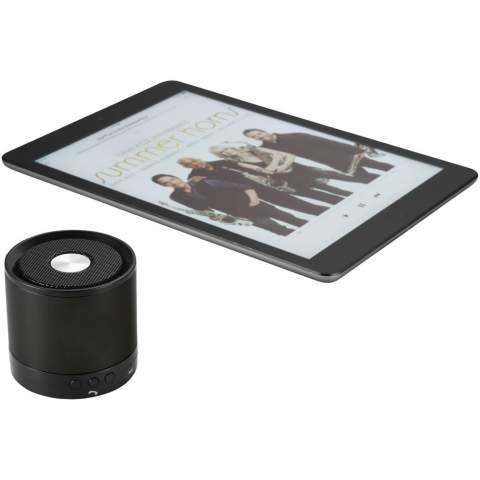 Genießen Sie Musik und Filme überall, indem Sie Ihr Bluetooth® kompatibles Gerät mit diesem tragbaren Bluetooth® Lautsprecher verbinden (Reichweite 10 Meter). Mit dem integrierten Mikrofon ermöglicht Ihnen der Lautsprecher Telefonkonferenzen unterwegs über Ihr Smartphone oder über Videochat Programme wie Skype. Mit USB Stromversorgung und 3,5 mm Audiokabel. Verpackt in einer Avenue Geschenkverpackung.