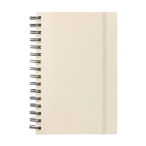 WoW! Carnet exclusif au format A5, fabriqué à partir de déchets recyclés de l'usine de canne à sucre. Avec couverture rigide et 80 feuilles/160 pages de papier ligné (100 g/m²). Le carnet et doté d'un reliure wire-o en métal et un fermeture élastique. La couverture et le papier sont certifiés FSC Mix. Le papier, dans lequel de petites fibres sont visibles, présente une belle couleur marron clair. Cela met l'accent sur l'utilisation de matériaux naturels. Après la récolte, les racines de la plante de canne à sucre restent dans le sol. Les tiges et les feuilles sont transformées en un résidu utilisé pour fabriquer du bioplastique. Une plante de canne à sucre extrait le CO2 de l'air pendant sa croissance et peut vivre jusqu'à 10 ans.