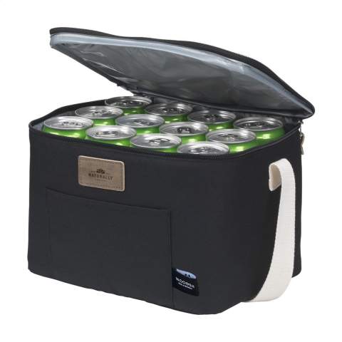 Diese stilvolle und funktionelle Kühltasche der Marke Wooosh ist aus robustem RPET 600D Polyester gefertigt. Mit einer praktischen Vordertasche für ein Handy. Die attraktiven Akzente, wie die luxuriösen Reißverschlüsse und der weiche, gewebte Trageriemen, fallen sofort auf. Dank der Isolierschicht bleiben Getränke und Speisen perfekt warm. Ideal für ein entspanntes Picknick, einen Tag am Strand oder auf Reisen. GRS-zertifiziert. Gesamtes recyceltes Material: 30%. Fassungsvermögen ca. 7 Liter.