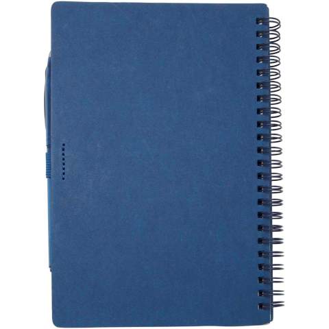 Carnet A5 à couverture souple en papier de pierre réutilisable avec set de stylos. Le carnet est pourvu d’une couverture en carton, des coins arrondis et de 32 feuilles de papier ligné de 120 g/m². Le papier de pierre n'utilise aucun arbre et le processus de production consomme moins d’énergie que celui du papier recyclé ou de nouvelle pâte à papier. Au dos, une pochette permet de ranger un chiffon d’essuyage noir (inclus). Stylo effaçable en plastique recyclé au corps transparent, une gomme blanche sur le dessus et un grip de couleur unie. Couleur de l'encre : Noire. Longueur d'écriture : 250 mètres. Taille de la plume : 0,7 mm.