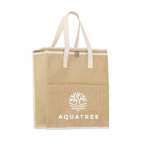 WoW! Diese strapazierfähige Kühltasche besteht aus einem robusten Jute- und Baumwollmischgewebe und besitzt eine isolierte Innenseite. In dieser sehr geräumigen Kühltasche können Sie Ihre Speisen und Getränke bei einem Ausflug kühl halten. Diese Tasche hat einen Reißverschluss und eine Tasche an der Vorderseite für zusätzlichen Stauraum. Die zusätzlichen Taschen sind praktisch, um Dinge zu verstauen, die nicht gekühlt werden müssen, wie zum Beispiel Ihr Handy oder Ihre Brieftasche. Wird mit gewebten Henkeln aus Baumwolle geliefert. OEKO-TEX® zertifiziert. Fassungsvermögen ca. 24 Liter.