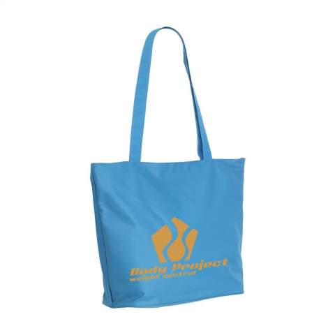 Joli sac robuste en polyester 600 D avec un intérieur renforcé, des poignées longues, une fermeture à glissière et une poche zippée. Le large fond est joliment et élégamment fini à l'extérieur avec un passepoil rond. Utilisation polyvalente comme sac de courses, sac de shopping et sac de plage.