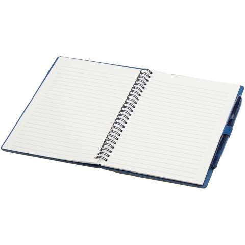 Carnet A5 à couverture souple en papier de pierre réutilisable avec set de stylos. Le carnet est pourvu d’une couverture en carton, des coins arrondis et de 32 feuilles de papier ligné de 120 g/m². Le papier de pierre n'utilise aucun arbre et le processus de production consomme moins d’énergie que celui du papier recyclé ou de nouvelle pâte à papier. Au dos, une pochette permet de ranger un chiffon d’essuyage noir (inclus). Stylo effaçable en plastique recyclé au corps transparent, une gomme blanche sur le dessus et un grip de couleur unie. Couleur de l'encre : Noire. Longueur d'écriture : 250 mètres. Taille de la plume : 0,7 mm.