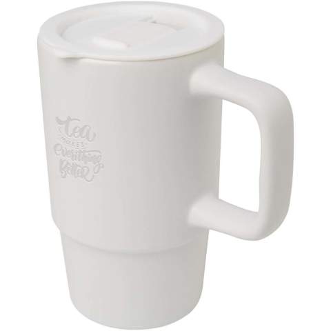 Keramische mok met een grote oversized handgreep om makkelijk mee te nemen en een morsbestendig plastic deksel voor onderweg. De buitenkant heeft een stijlvolle matte afwerking en de fles is vaatwasmachinebestendig voor alle afdrukmethoden. Gepresenteerd in een gerecyclede kartonnen geschenkverpakking. Inhoud: 450 ml.