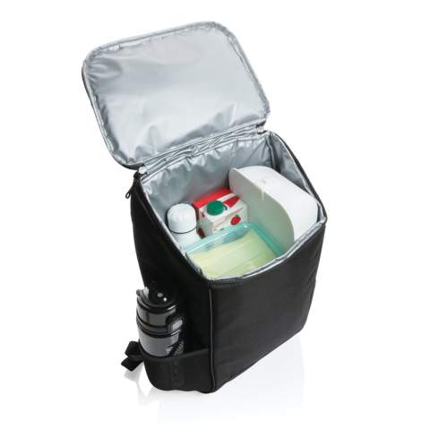 Sac à dos isotherme Swiss Peak AWARE™ en polyester recyclé à l’extérieur et doublure en PEVA avec une large ouverture pour un accès facile à vos aliments et boissons. Une poche supérieure avec fermeture à zip vous assure de pouvoir ranger tous vos objets nécessaires. Peut contenir jusqu'à 6 bouteilles ou 25 canettes. Avec le traceur AWARE™ qui valide l'utilisation authentique de matériaux recyclés. Fabriqué avec 13,9 bouteilles PET. 2 % des recettes de chaque produit AWARE™ vendu seront reversées à Water.org.<br /><br />PVC free: true