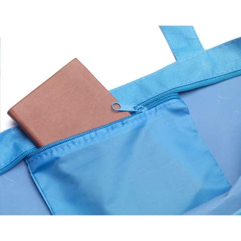Joli sac robuste en polyester 600 D avec un intérieur renforcé, des poignées longues, une fermeture à glissière et une poche zippée. Le large fond est joliment et élégamment fini à l'extérieur avec un passepoil rond. Utilisation polyvalente comme sac de courses, sac de shopping et sac de plage.