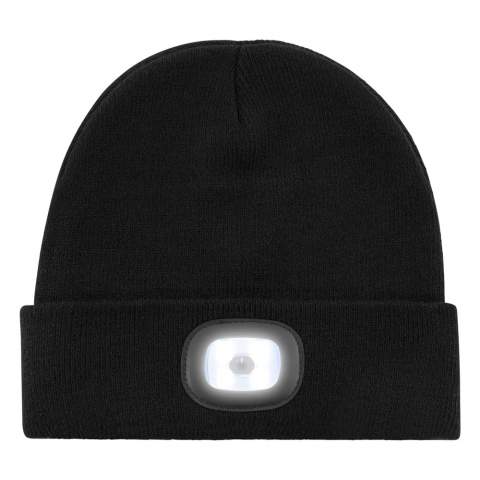 Démarquez-vous dans l'obscurité ! Avec ce chapeau en 100% polyacrylique comprenant une lumière LED sur le devant, vous serez bien visible dans les jours sombres. Complétez le chapeau avec votre propre design en ajoutant une étiquette. Ce produit cool est un excellent article promotionnel pour faire ressortir votre entreprise.
