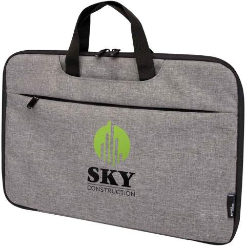 La sacoche pour ordinateur portable 2 en 1 Libra est parfaite pour les déplacements quotidiens ou les voyages en raison de ses fonctionnalités et de son design bien pensés. Elle est fabriquée à partir de polyester recyclé certifié GRS et d'une doublure en RPET. Elle est dotée d'un compartiment principal zippé qui peut s'ouvrir à 180 degrés pour faciliter les contrôles de sécurité. La sacoche comprend également une housse pour ordinateur portable 14" protégée en néoprène de qualité d'un côté, 2 poches en maille filet de l'autre côté, une poche avant zippée, une sangle pour trolley à l'arrière et deux poches ouvertes pour un rangement supplémentaire où vous pouvez également ranger facilement les poignées en sangle, la transformant en housse pour ordinateur portable.