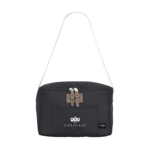 Diese stilvolle und funktionelle Kühltasche der Marke Wooosh ist aus robustem RPET 600D Polyester gefertigt. Mit einer praktischen Vordertasche für ein Handy. Die attraktiven Akzente, wie die luxuriösen Reißverschlüsse und der weiche, gewebte Trageriemen, fallen sofort auf. Dank der Isolierschicht bleiben Getränke und Speisen perfekt warm. Ideal für ein entspanntes Picknick, einen Tag am Strand oder auf Reisen. GRS-zertifiziert. Gesamtes recyceltes Material: 30%. Fassungsvermögen ca. 7 Liter.
