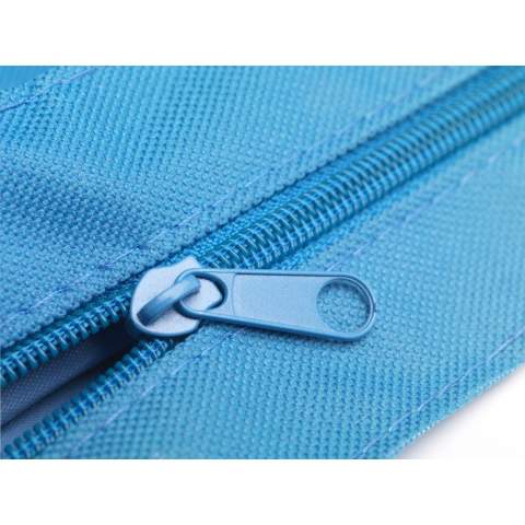 Joli sac robuste en polyester 600 D avec un intérieur renforcé, des poignées longues, une fermeture à glissière et une poche zippée. Le large fond est joliment et élégamment fini à l'extérieur avec un passepoil rond. Utilisation polyvalente comme sac de courses, sac de shopping et sac de plage.