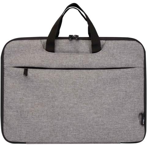 La sacoche pour ordinateur portable 2 en 1 Libra est parfaite pour les déplacements quotidiens ou les voyages en raison de ses fonctionnalités et de son design bien pensés. Elle est fabriquée à partir de polyester recyclé certifié GRS et d'une doublure en RPET. Elle est dotée d'un compartiment principal zippé qui peut s'ouvrir à 180 degrés pour faciliter les contrôles de sécurité. La sacoche comprend également une housse pour ordinateur portable 14" protégée en néoprène de qualité d'un côté, 2 poches en maille filet de l'autre côté, une poche avant zippée, une sangle pour trolley à l'arrière et deux poches ouvertes pour un rangement supplémentaire où vous pouvez également ranger facilement les poignées en sangle, la transformant en housse pour ordinateur portable.