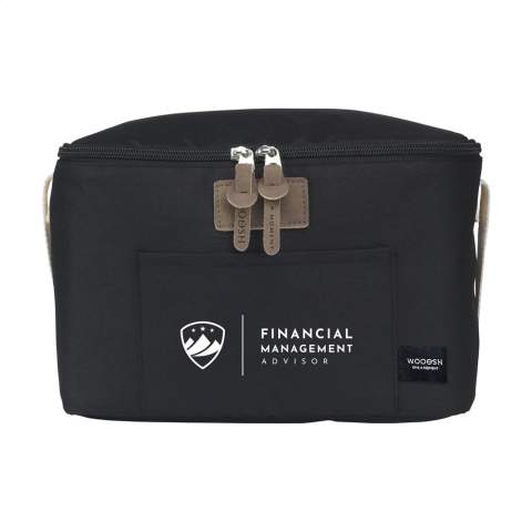 Diese stilvolle und funktionelle Kühltasche der Marke Wooosh ist aus robustem RPET 600D Polyester gefertigt. Mit einer praktischen Vordertasche für ein Handy. Die attraktiven Akzente, wie die luxuriösen Reißverschlüsse und der weiche, gewebte Trageriemen, fallen sofort auf. Dank der Isolierschicht bleiben Getränke und Speisen perfekt warm. Ideal für ein entspanntes Picknick, einen Tag am Strand oder auf Reisen. GRS-zertifiziert. Gesamtes recyceltes Material: 30%. Fassungsvermögen ca. 7 Liter.