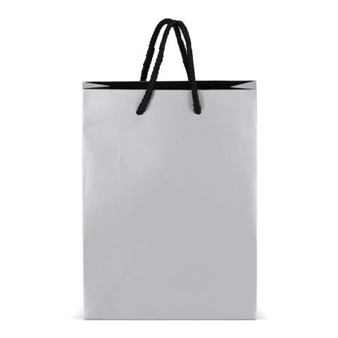 Elegante Geschenktasche aus Papier mit 5 mm dicken Kordeln aus recyceltem Polyester. Sie ist für ein Gewicht von bis zu 3 kg ausgelegt und hat ein luxuriöses Aussehen mit schwarzen Griffen und einer schwarzen Innenseite. Perfekt zum Überreichen von Geschenken.
