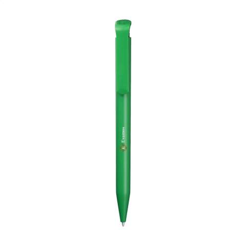 Blauwschrijvende balpen van het merk Senator®. Gemaakt van gerecycled materiaal. Met strakke, matte houder en royale clip/drukknop. Standaard met opdruk ‘recycled material’ logo op de houder, naast de clip. Lichte oneffenheden in het oppervlak van het gerecyclede materiaal zijn mogelijk. Made in Germany.