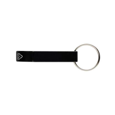 Sterke fles- en blikopener-sleutelhanger gemaakt van RCS-gerecycled aluminium. Totaal gerecycled materiaal: 79% op basis van het totale gewicht van het item. RCS-certificering zorgt voor een volledig gecertificeerde toeleveringsketen van de gerecyclede materialen. Verpakt in papieren zak.