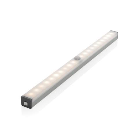 Diese per USB wiederaufladbare Aluminium LED-Leiste mit Bewegungssensor mit 20 LEDs hat eine magnetische Rückseite zur Befestigung an Metalloberflächen. Inklusive 2 Magneten mit Aufkleber zur Befestigung an nicht magnetischen Oberflächen. Perfekt für die Verwendung in der Garage, über Ihrem Schreibtisch, im Flur oder in Ihrem Schrank. Zwei Licht-Modi: Dauerhaft an oder automatische Erkennung per Seonsor, über den die LED leuchtet auf, wenn eine Bewegung erkannt wird. Sie erlischt dann wieder nach 35 Sekunden, wenn keine Bewegung mehr erkannt wird. Mit 500mAh-Lithiumbatterie für einen Dauerbetrieb von bis zu 3,5 Stunden und einer Sensorentfernung von bis zu 3 Metern. Per USB wiederaufladbar mit dem mitgelieferten PVC-freien Micro-USB-Kabel.<br /><br />Lightsource: LED<br />LightsourceQty: 4