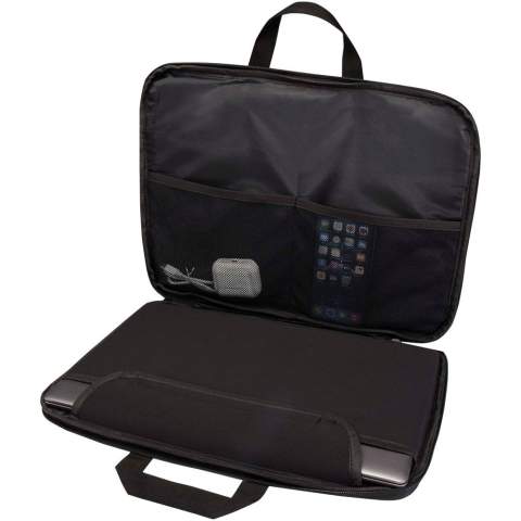 La sacoche pour ordinateur portable 2 en 1 Libra est parfaite pour les déplacements quotidiens ou les voyages en raison de ses fonctionnalités et de son design bien pensés. Elle est fabriquée à partir de polyester recyclé certifié GRS et d'une doublure en RPET. Elle est dotée d'un compartiment principal zippé qui peut s'ouvrir à 180 degrés pour faciliter les contrôles de sécurité. La sacoche comprend également une housse pour ordinateur portable 14" protégée en néoprène de qualité d'un côté, 2 poches en maille filet de l'autre côté, une poche avant zippée, une sangle pour trolley à l'arrière et deux poches ouvertes pour un rangement supplémentaire où vous pouvez également ranger facilement les poignées en sangle, la transformant en housse pour ordinateur portable.